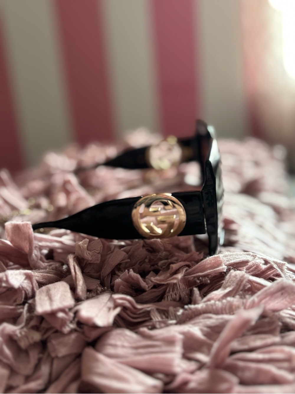 Gucci woman Black Sunglasses with Gold Logo Accent and chain. Comes with the box